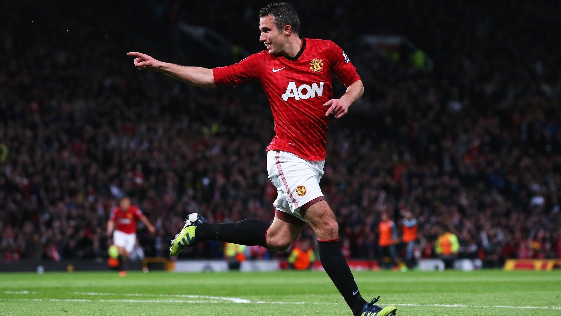 球队是否根据对手中场布防方式决定边锋持球模式，根据防守区域的大小,半场人盯人可分为