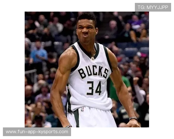 字母哥顶开防守,密尔沃基雄鹿篮下得手 字母哥顶开防守,密尔沃基雄鹿篮下得手